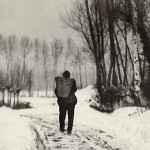 Contadino su un sentiero innevato Contadino su un sentiero innevato