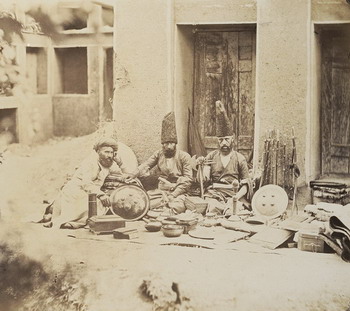 06 Luigi Montabone_ridimensionare Luigi Montabone Negozianti persiani, 1862 albumina Torino, Biblioteca Reale, dallalbum "Ricordi del Viaggio in Persia della Missione Italiana 1862"
