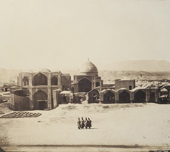 07 Luigi Montabone_ridimensionare Luigi Montabone Piazza in Zengian (Zanjan), 1862 albumina Torino, Biblioteca Reale, dallalbum "Ricordi del Viaggio in Persia della Missione Italiana 1862"